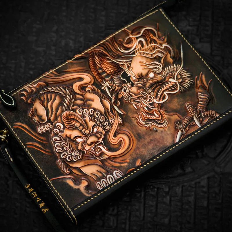 Handmade Men Vegetable Tanned Leather Carvings Loong Brave Troops Bag Money Holder Clutch Purse Cigarette Pocket Man Clutches
Handmade Men Vegetable Tanned Leather Carvings Loong Brave Troops Bag Money Holder Clutch Purse Cigarette Pocket Man Clutches