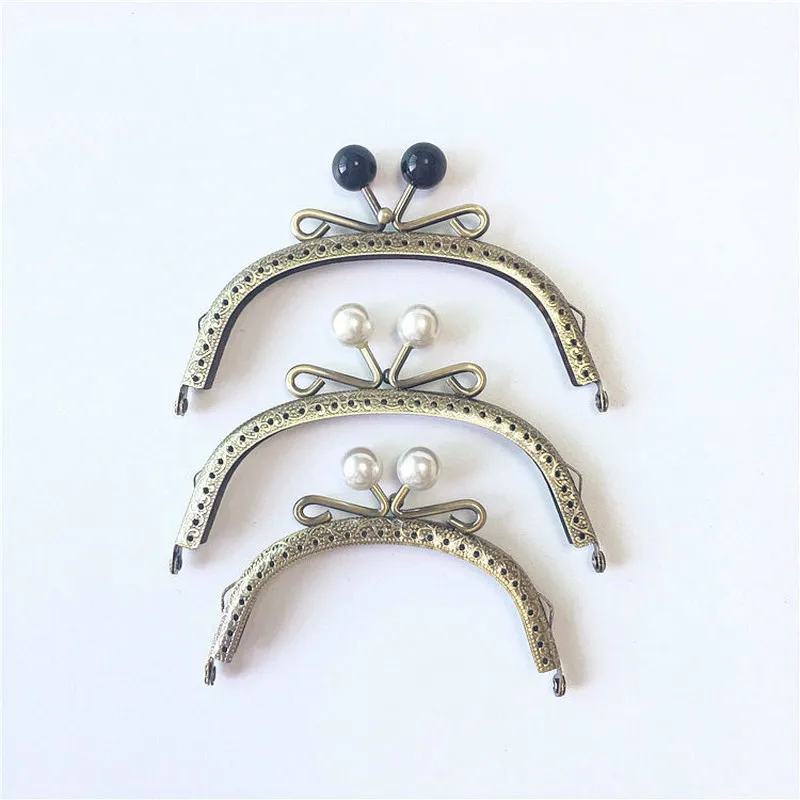1Pc DIY White Black Metal Frame Delicate Purse Arch Flower Pattern Sewing Hole Ball Head Lock Luggage&Bag Accessories 12.5CM
1Pc DIY White Black Metal Frame Delicate Purse Arch Flower Pattern Sewing Hole Ball Head Lock Luggage&Bag Accessories 12.5CM