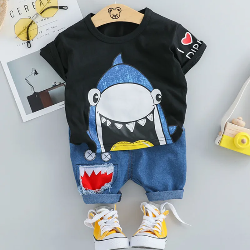 Children's New 2019 Summer Casual Cartoon Suit Boys Summer Europe and America Shark Short-sleeved Shorts Two-piece
Children's New 2019 Summer Casual Cartoon Suit Boys Summer Europe and America Shark Short-sleeved Shorts Two-piece