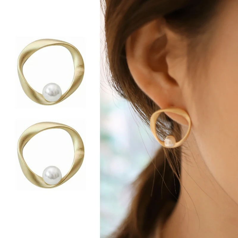 

Non Piercing Earrings Gold Tone Imitation Pearls Hollow Clip On Earrings for Women Simple Irregular Circle No Ears Hole Earrings