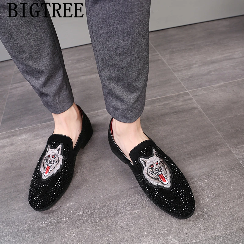 loafers men brand shoes men formal embroidery rhinestone coiffeur slip on men dress shoes business shoes moda italiana ayakkabi
loafers men brand shoes men formal embroidery rhinestone coiffeur slip on men dress shoes business shoes moda italiana ayakkabi