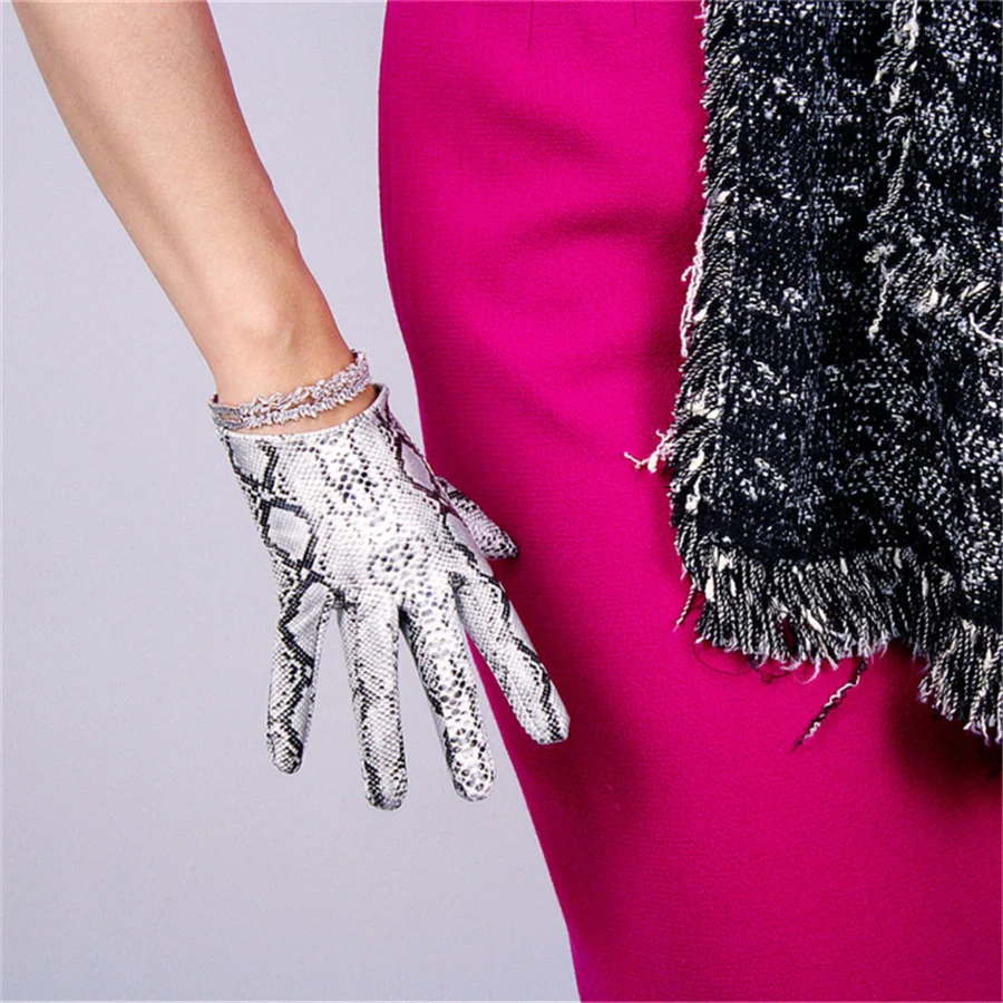 Women Fashion Gloves 16cm Patent Leather Ultra Short Simulation Leather PU Leather Gloves Bright Skin Python Pattern 3-TB80
Women Fashion Gloves 16cm Patent Leather Ultra Short Simulation Leather PU Leather Gloves Bright Skin Python Pattern 3-TB80