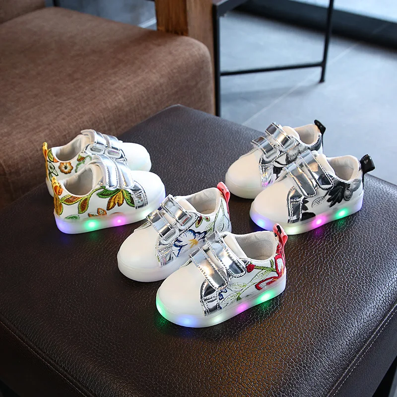 2019 New Children Luminous Shoes Boys Girls Sport Running Shoes Baby Flashing Lights Fashion Sneakers Little Kid LED Sneakers
2019 New Children Luminous Shoes Boys Girls Sport Running Shoes Baby Flashing Lights Fashion Sneakers Little Kid LED Sneakers
