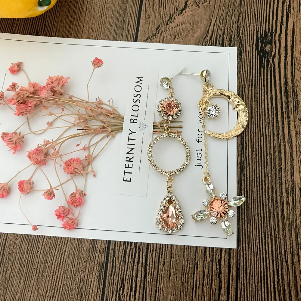 1 Pair Korean Fashion Women Drop Earrings Delicate Unique Lovely Asymmetric Moon Star Long Crystal Lovely Earrings Jewelry
1 Pair Korean Fashion Women Drop Earrings Delicate Unique Lovely Asymmetric Moon Star Long Crystal Lovely Earrings Jewelry