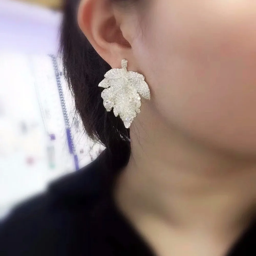 Qi Xuan_Trendy Jewelry_New Maple Leaf Earrings S925 Silver Inlay Zircon Elegant And Irregular Irregular_Factory Direct Sales
Qi Xuan_Trendy Jewelry_New Maple Leaf Earrings S925 Silver Inlay Zircon Elegant And Irregular Irregular_Factory Direct Sales