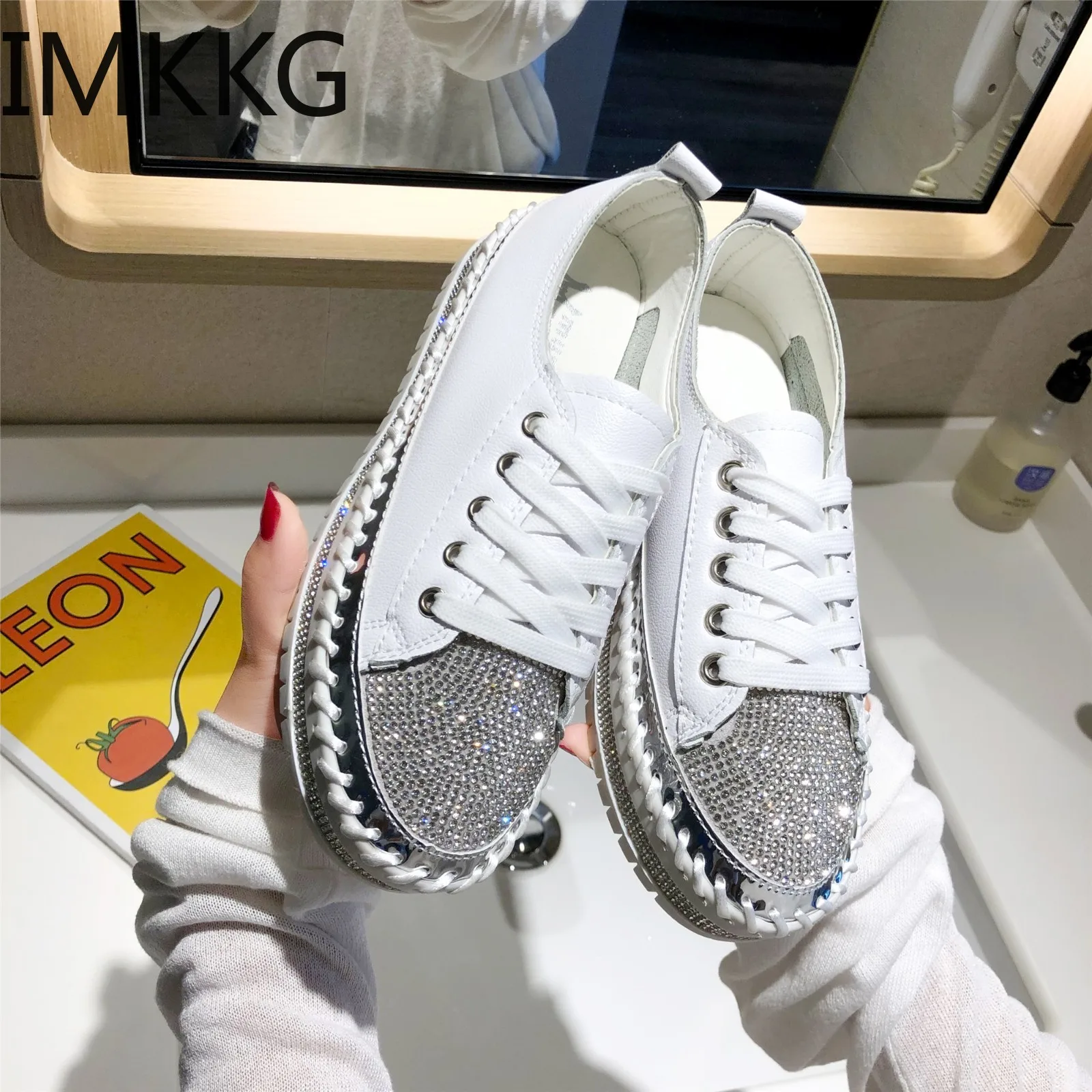 Loafers shoes women luxury silver crystal lace up platform casual shoes woman shinning bling solid white flat heels shoes F90294
Loafers shoes women luxury silver crystal lace up platform casual shoes woman shinning bling solid white flat heels shoes F90294
