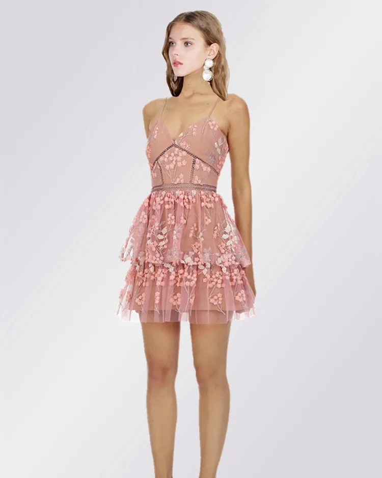Женское кружевное платье на бретельках розовое мини с открытой спиной и