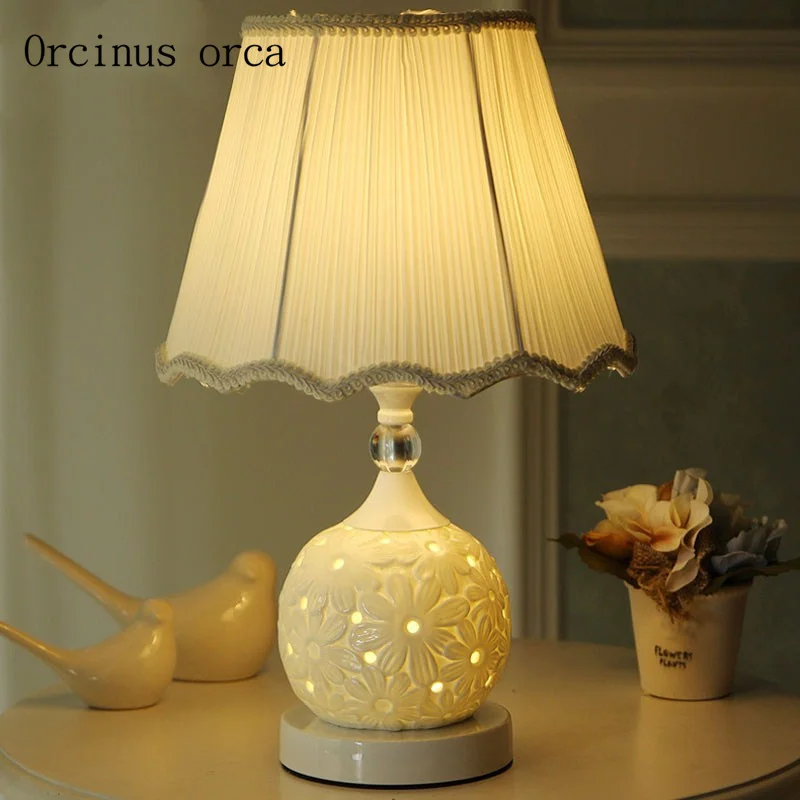 European style simple living room study bedroom bedside American style Nordic modern ceramic table lamp free shipping
European style simple living room study bedroom bedside American style Nordic modern ceramic table lamp free shipping