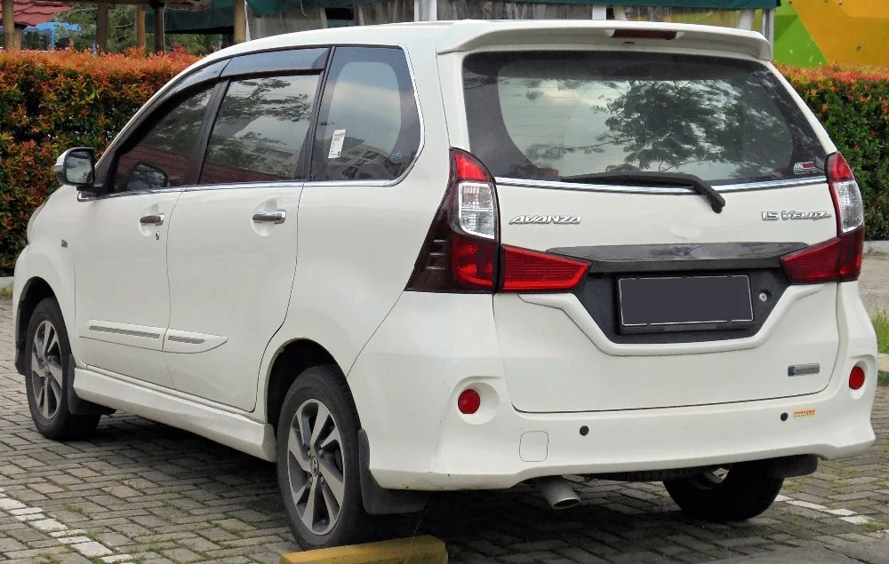 2016_Toyota_Avanza_1.5_Veloz_wagon_(F654RM;_01-12-2019),_South_Tangerang_-_rear