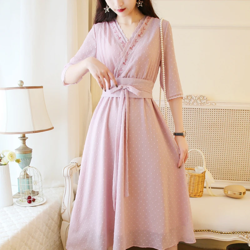 Summer new women's clothes retro embroidery flower dress modern improved Chinese clothes Chinese style waist lace V neck dress
Summer new women's clothes retro embroidery flower dress modern improved Chinese clothes Chinese style waist lace V neck dress