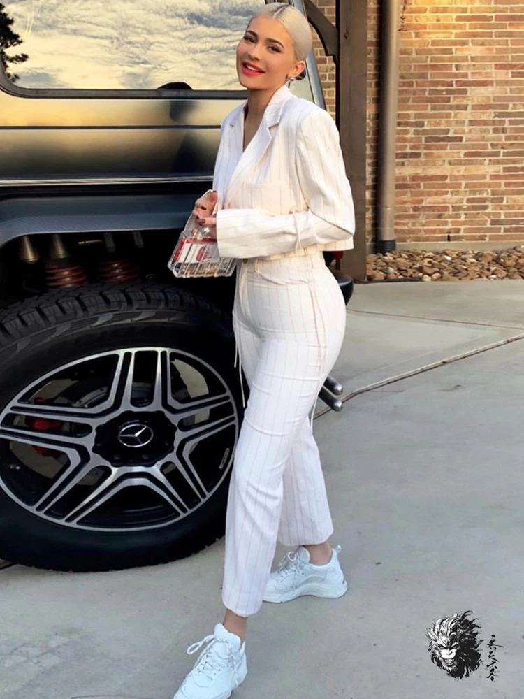 Celebrity Kyliejenner Party Blazer Set Flare Long Sleeve 3 Piece Striped Party Suits Blazer Crop Top Pants Prom Set For women
Celebrity Kyliejenner Party Blazer Set Flare Long Sleeve 3 Piece Striped Party Suits Blazer Crop Top Pants Prom Set For women