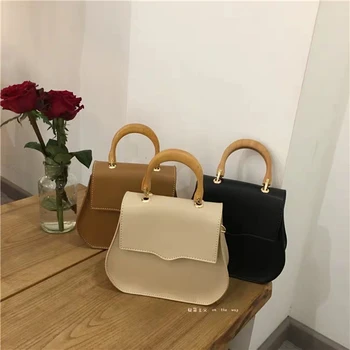 Retro Wooden Handle Bags for Women Designer Saddle Handbags Crossbody Bags for Women Clutch Purses Lady Handbags Bolsa Mujer
Retro Wooden Handle Bags for Women Designer Saddle Handbags Crossbody Bags for Women Clutch Purses Lady Handbags Bolsa Mujer