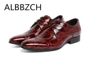 New Quality Cow Patent Leather Dress Men Shoes Red Black Luxury Wedding Shoes Mens Leisure Party Pointed Toe Fashion Derby Shoes
New Quality Cow Patent Leather Dress Men Shoes Red Black Luxury Wedding Shoes Mens Leisure Party Pointed Toe Fashion Derby Shoes