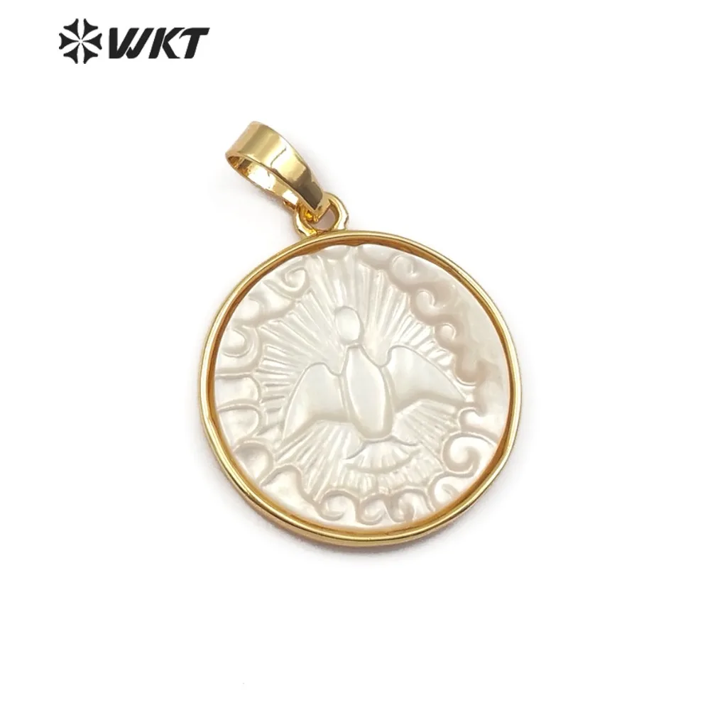 

WT-JP091 Natural Pearl Shell Pendant Round Shape Gold Pendant With Bird Pattern In White Black Color Dainty Carved Shell Jewelry