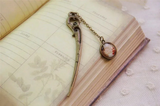 1 Pcs Vintage Text Flower Metal Pendant Bookmarks Vintage Retro Paper Clips For Kids Gift Stationery
1 Pcs Vintage Text Flower Metal Pendant Bookmarks Vintage Retro Paper Clips For Kids Gift Stationery