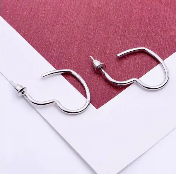 2018 hot sale fashion Vintage girl hollow peach heart-shaped love simple earrings girl Glamour earrings gift
2018 hot sale fashion Vintage girl hollow peach heart-shaped love simple earrings girl Glamour earrings gift