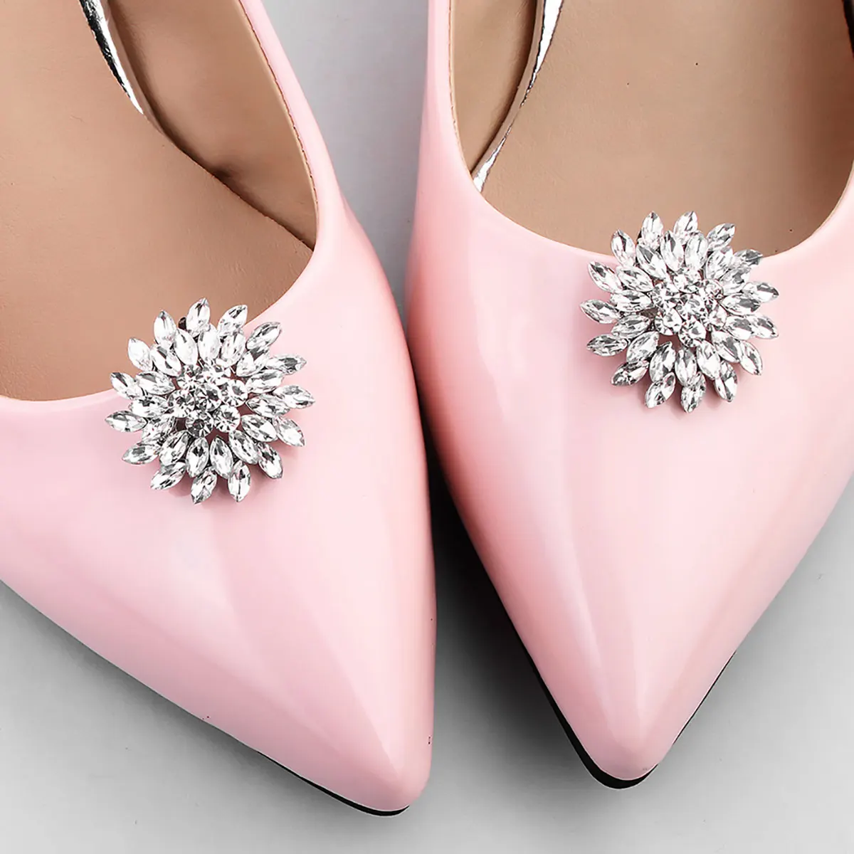 2Pcs Women Crystal Rhinestones Shoes Clips Womens Fashion Charm Shoe Clip for Bridal Wedding Party Prom Decoration
2Pcs Women Crystal Rhinestones Shoes Clips Womens Fashion Charm Shoe Clip for Bridal Wedding Party Prom Decoration