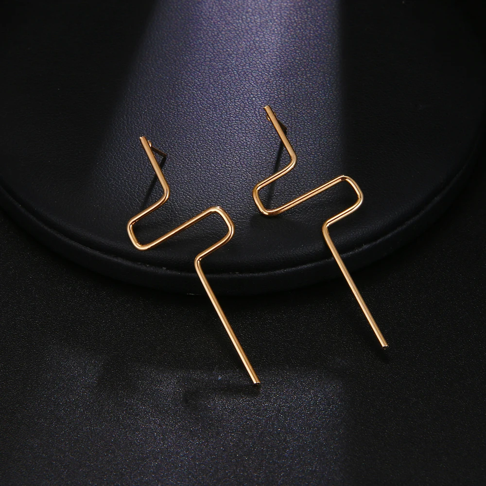 European Exaggerated Asymmetry Irregular Big Spiral Folded Wave Metal Drop Earring For Women Statement Gold Color Earring
European Exaggerated Asymmetry Irregular Big Spiral Folded Wave Metal Drop Earring For Women Statement Gold Color Earring