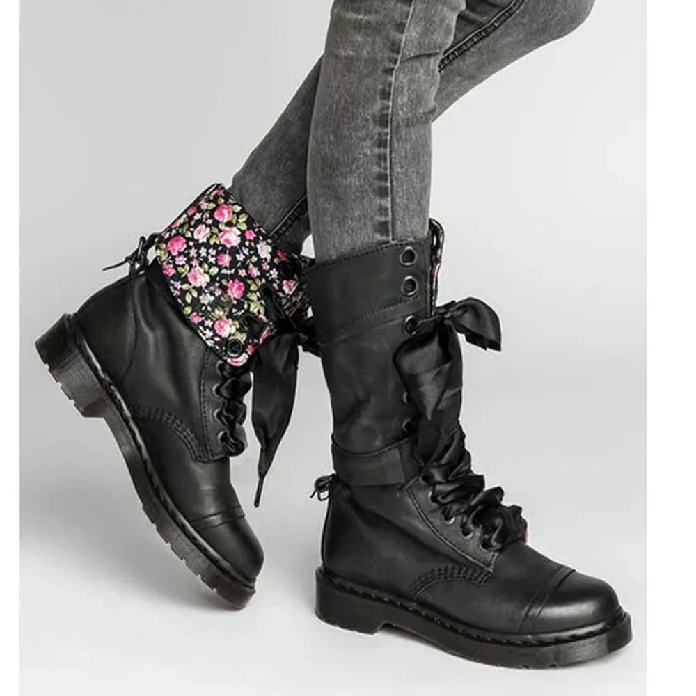 Womens Retro Shoes Leather Middle Boot Non-Slip Round Toe Lace-Up Boots Winter Ladies Bow Tie Low Black Saddle Shoe Wellingtons
Womens Retro Shoes Leather Middle Boot Non-Slip Round Toe Lace-Up Boots Winter Ladies Bow Tie Low Black Saddle Shoe Wellingtons