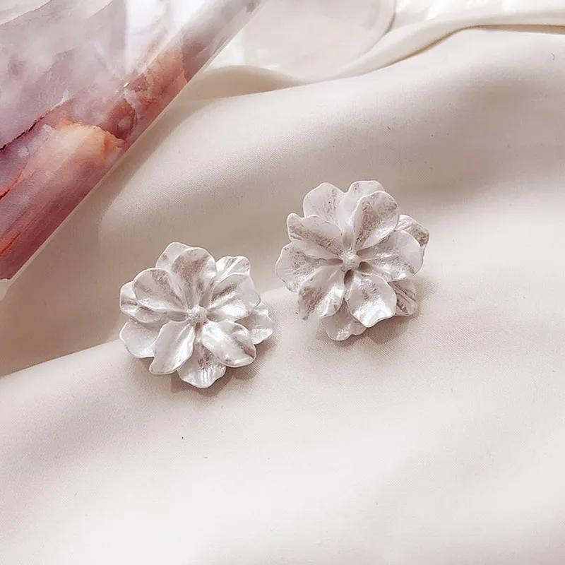 Dominated 2019 stereo carve patterns flowers designs on Resin earrings Fashion temperament contracted Women Stud earrings
Dominated 2019 stereo carve patterns flowers designs on Resin earrings Fashion temperament contracted Women Stud earrings
