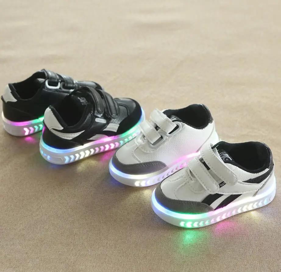 New Children Luminous Shoes Boys Girls Sport Running Shoes Baby Flashing Lights Fashion Sneakers Toddler Little Kid LED Sneakers
New Children Luminous Shoes Boys Girls Sport Running Shoes Baby Flashing Lights Fashion Sneakers Toddler Little Kid LED Sneakers