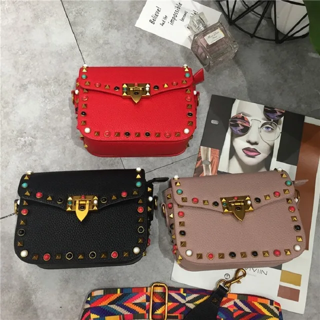 2018 new color diamond rivets pu small square bag wide belt Messenger portable fashion handbags
2018 new color diamond rivets pu small square bag wide belt Messenger portable fashion handbags