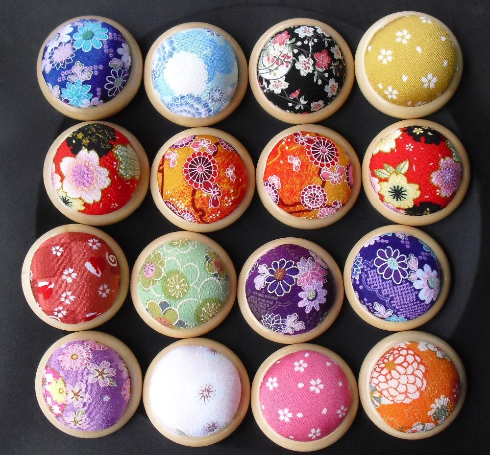 1 pcs Random Color Wooden Base Flower Printing Needle Pin Cushion Japanesee Style DIY Stitch Sewing Needlework Accessory
1 pcs Random Color Wooden Base Flower Printing Needle Pin Cushion Japanesee Style DIY Stitch Sewing Needlework Accessory
