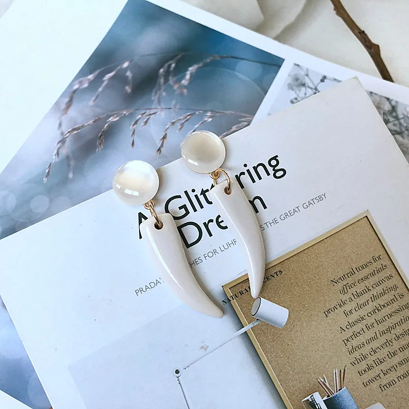 Wholesale simulation shark's teeth ear pendant's proud white earrings look more beautiful left and right symmetrical S034
Wholesale simulation shark's teeth ear pendant's proud white earrings look more beautiful left and right symmetrical S034