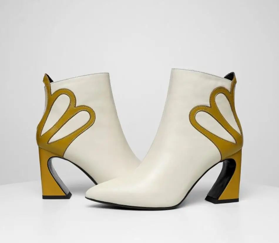 Winter upper layer cowhide pointed female shoe collage high heels thick with short tube black hundred catch lady short boots.
Winter upper layer cowhide pointed female shoe collage high heels thick with short tube black hundred catch lady short boots.