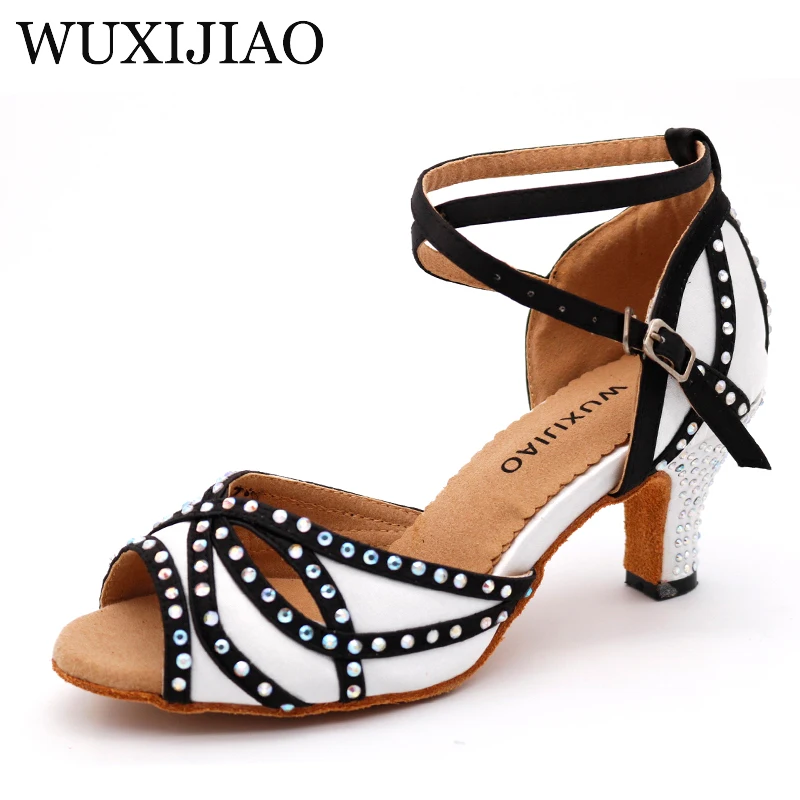WUXIJIAO Shine Rhinestone Latin Dance Shoes Women's Salsa Soft Bottom Ballroom Party Dance Shoes Satin White Sandals 
WUXIJIAO Shine Rhinestone Latin Dance Shoes Women's Salsa Soft Bottom Ballroom Party Dance Shoes Satin White Sandals