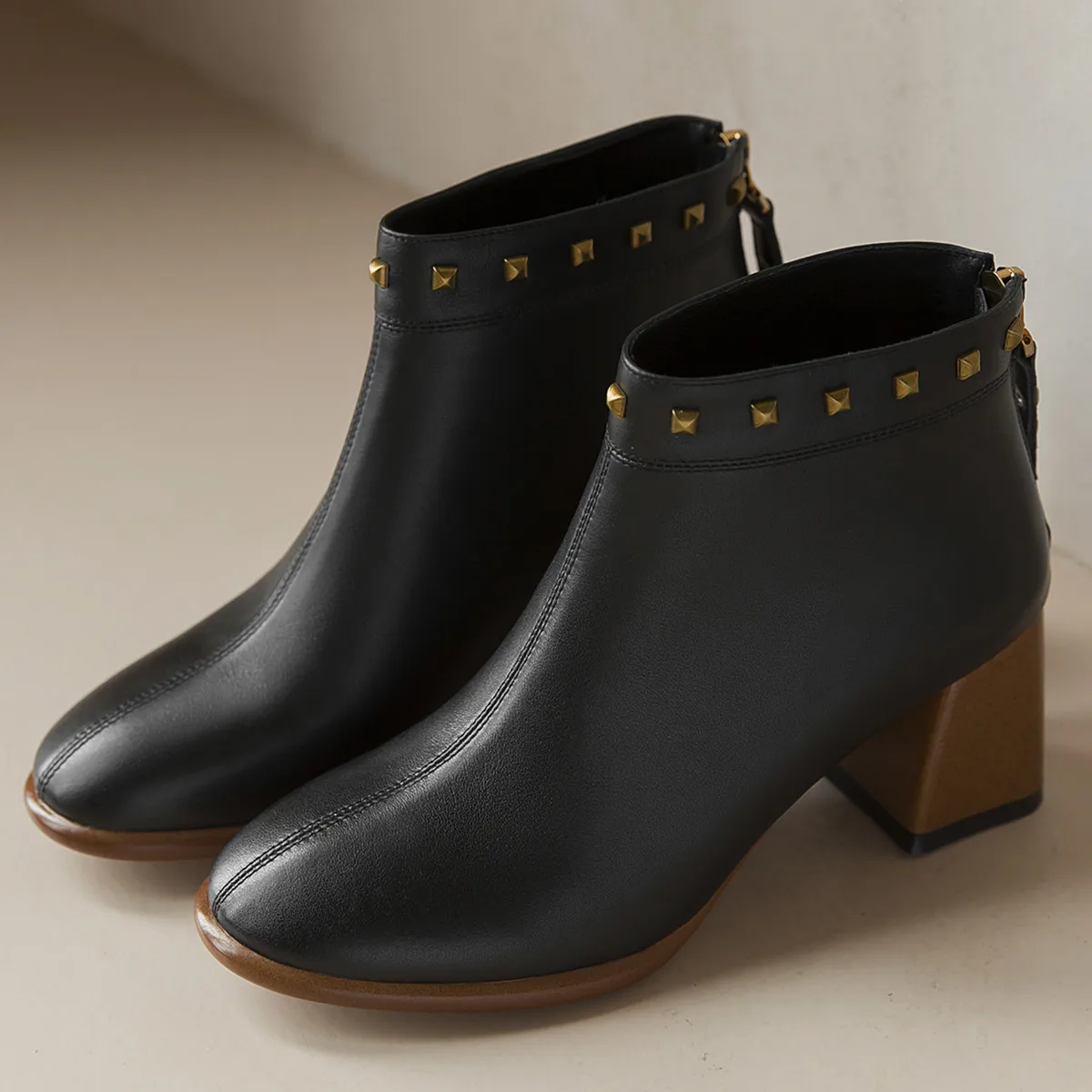 Women's genuine leather back zip high heel ankle boots rivet elegant ladies thick high heel comfrot short booties autumn shoes
Women's genuine leather back zip high heel ankle boots rivet elegant ladies thick high heel comfrot short booties autumn shoes