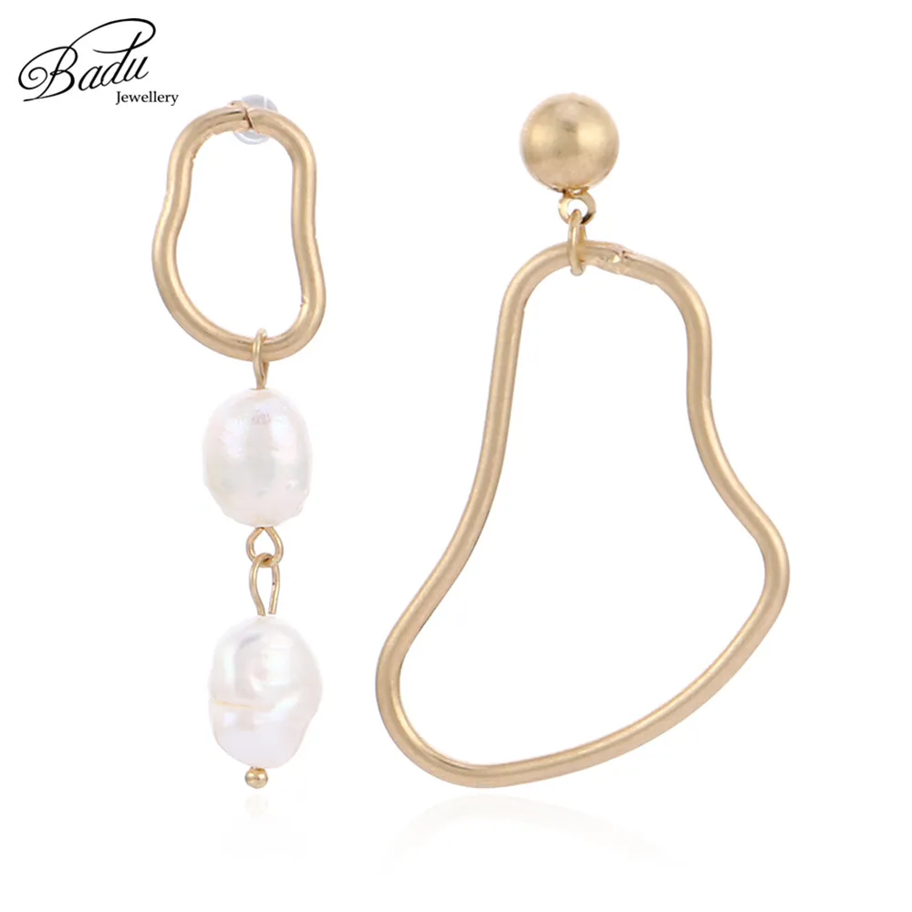 Badu Golden Asymmetry Earring for Women White Freshwater/Simulated Pearl Jewelry Christmas Party Earrings Fashion Wholesale
Badu Golden Asymmetry Earring for Women White Freshwater/Simulated Pearl Jewelry Christmas Party Earrings Fashion Wholesale