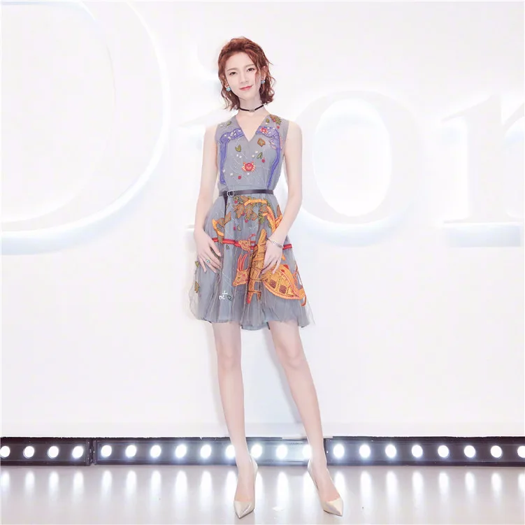 Chen Yao Star The Same Sexy V Collar Heavy Industry Embroidery Medium Length Dress Waist Slimming Vest Dress Women 2019
Chen Yao Star The Same Sexy V Collar Heavy Industry Embroidery Medium Length Dress Waist Slimming Vest Dress Women 2019