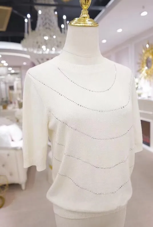 KENVY Brand Fashion Women's High-end Luxury Spring White short-sleeved Diamond O- neck Loose wild knitted Top
KENVY Brand Fashion Women's High-end Luxury Spring White short-sleeved Diamond O- neck Loose wild knitted Top