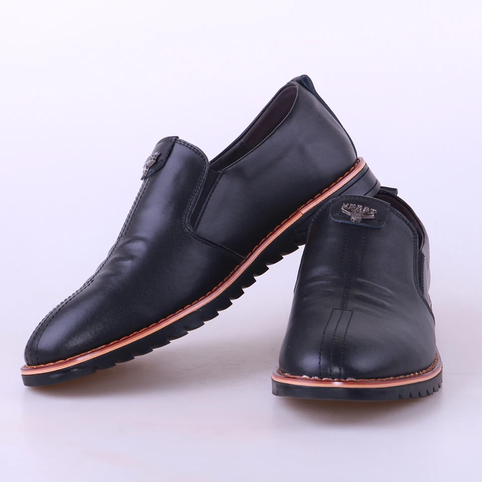 Мужская повседневная обувь в британском стиле удобная черного цвета на мягкой