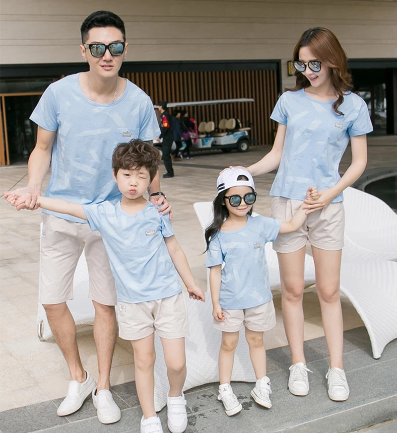2017 New Summer casual Family Matching Outfits Girl Boy mother father Sets blue short sleeve T shirt + cotton Shorts Pants
2017 New Summer casual Family Matching Outfits Girl Boy mother father Sets blue short sleeve T shirt + cotton Shorts Pants