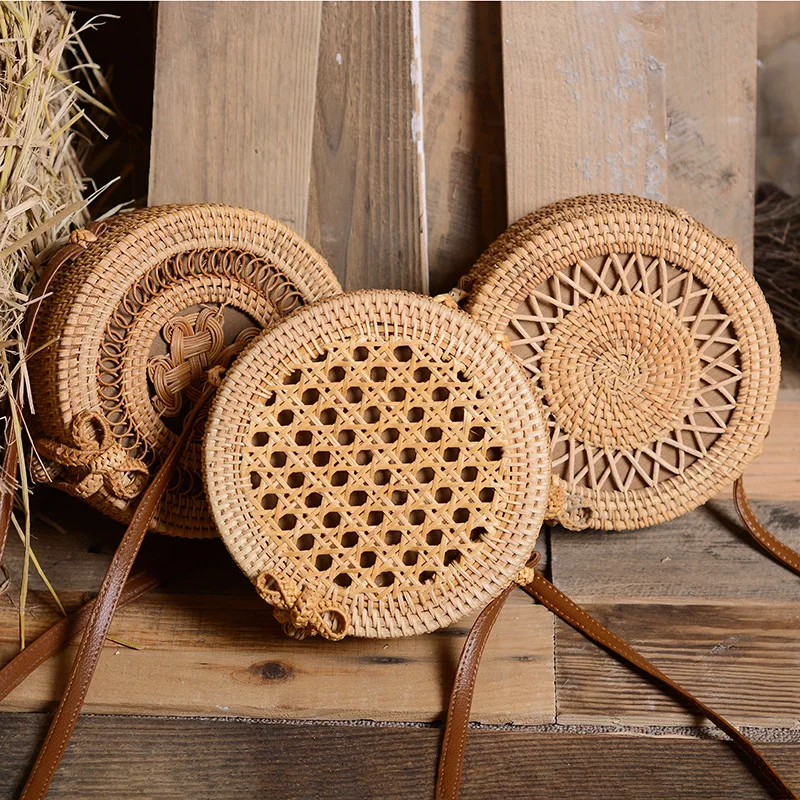 Vintage Handmade Rattan Woven Shoulder Bags PU Leather Straps Bow Hasp Holiday Beach Crossbody Bag
Vintage Handmade Rattan Woven Shoulder Bags PU Leather Straps Bow Hasp Holiday Beach Crossbody Bag