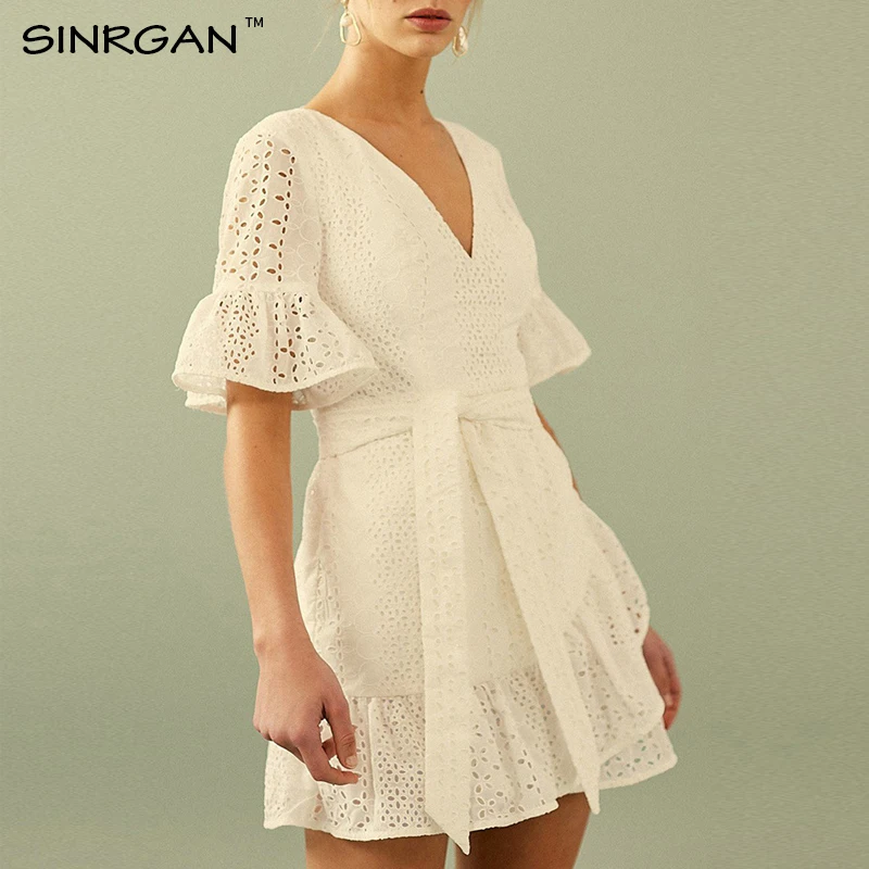 SINRGAN Elegant White Lace Mini Dress V neck Backless Ruffles Sleeve High Quality Dress Vintage Classic Hollow Vestidos
SINRGAN Elegant White Lace Mini Dress V neck Backless Ruffles Sleeve High Quality Dress Vintage Classic Hollow Vestidos