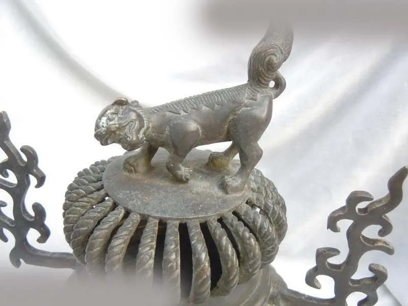 China bronze copper carved Buddhism Foo Dogs lion censer Incense Burner Statue
China bronze copper carved Buddhism Foo Dogs lion censer Incense Burner Statue