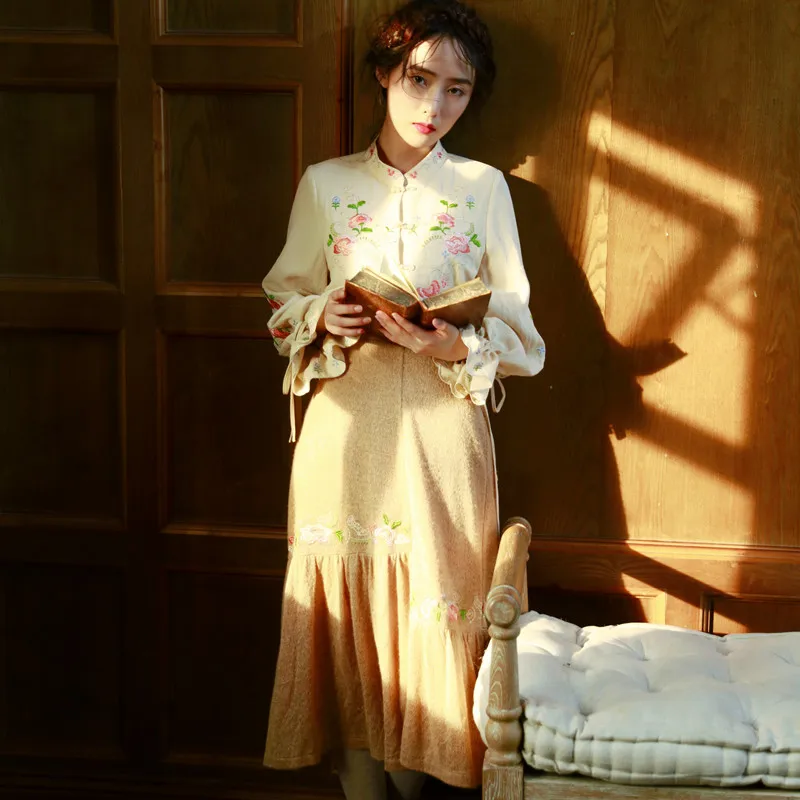 LYNETTE'S CHINOISERIE Autumn Women Exquisite embroidery camel knitted skirt 
LYNETTE'S CHINOISERIE Autumn Women Exquisite embroidery camel knitted skirt