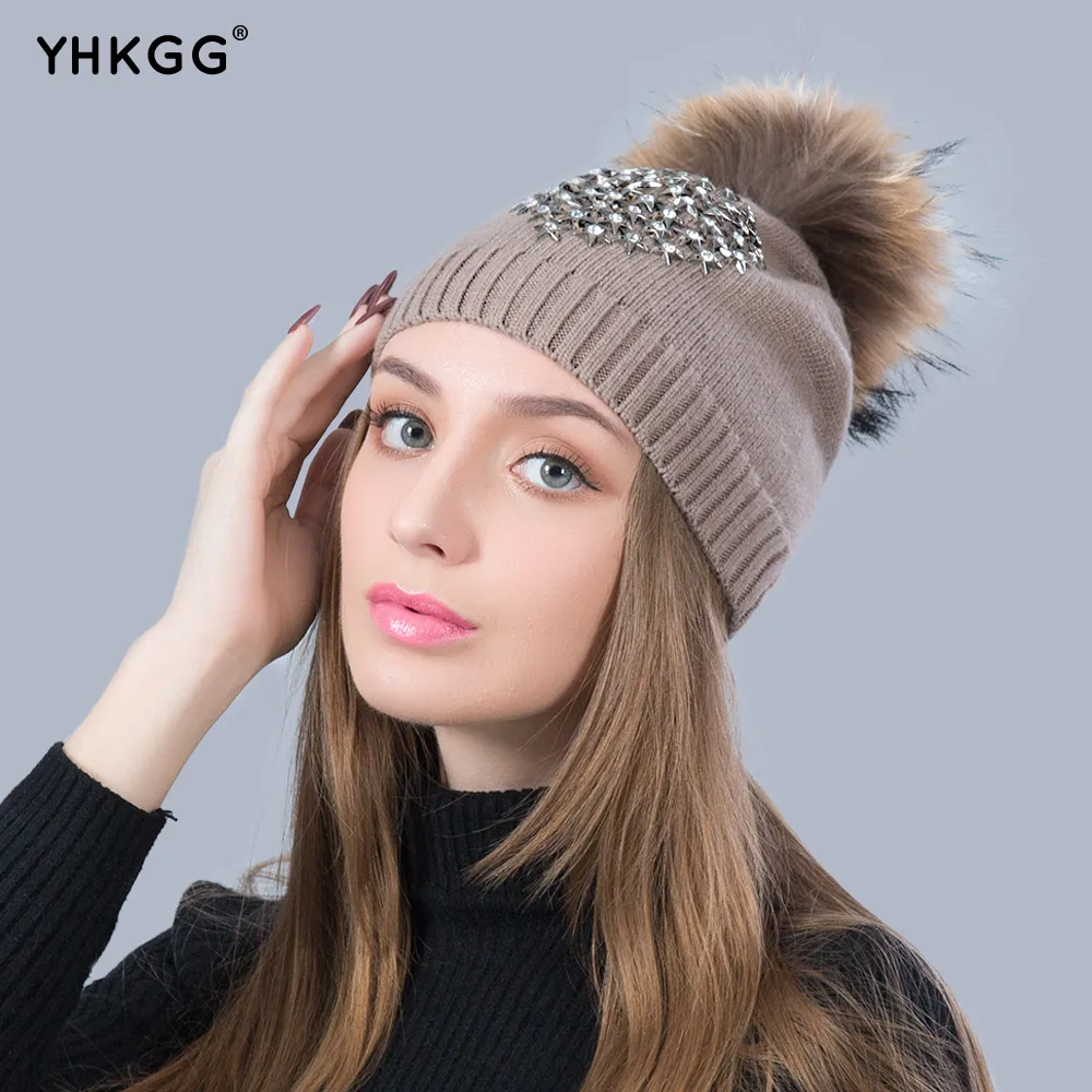 Фото YHKGG 2018 натуральный мех енота шапка для женщин зимние теплые кашемировые вязаные