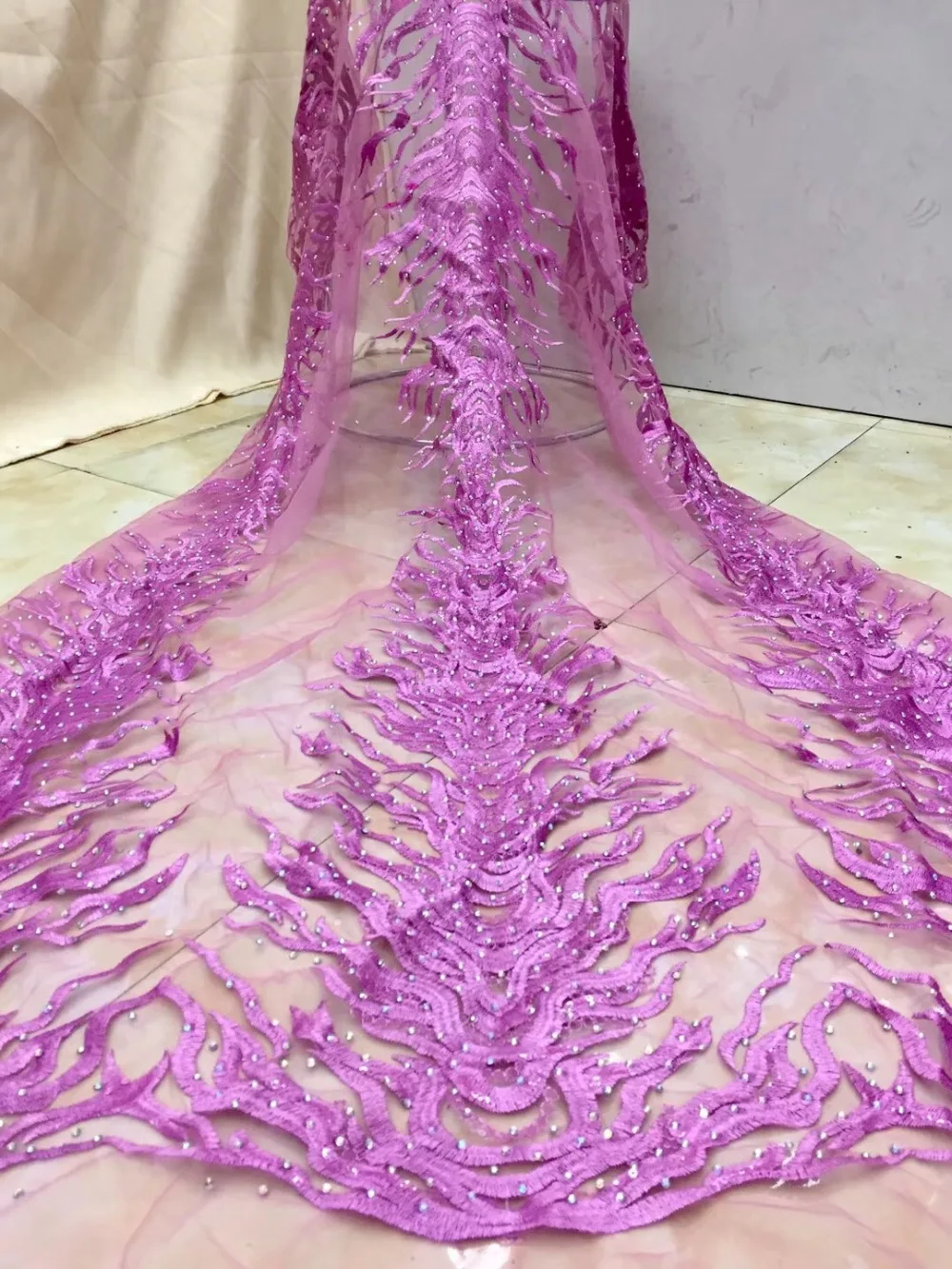 The new African design of chiffon lace, dress embroidery with delicate stones, French lace fabric
The new African design of chiffon lace, dress embroidery with delicate stones, French lace fabric