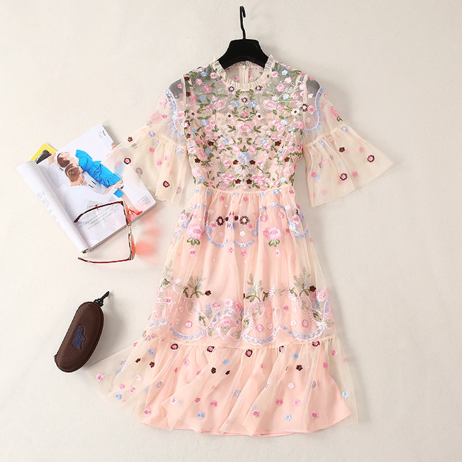 HIGH QUALITY Designer Embroidery Dress 2019 Summer New Fashion Flare Sleeve Floral Black/Pink Ruffles Knee-Length Dress
HIGH QUALITY Designer Embroidery Dress 2019 Summer New Fashion Flare Sleeve Floral Black/Pink Ruffles Knee-Length Dress