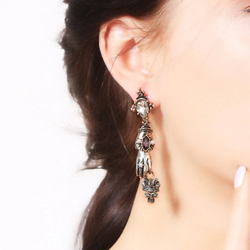 1pair Retro Alloy Star Insect Skull Rhinestone Earrings Drop Gothic Style Earring Hand Shape Rare Jewelry495
1pair Retro Alloy Star Insect Skull Rhinestone Earrings Drop Gothic Style Earring Hand Shape Rare Jewelry495