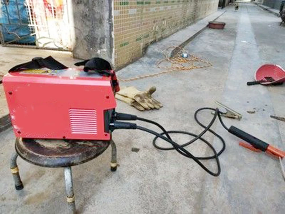 ZX7-200 10-200A Handheld Mini MMA IGBT Inverter 110/220V Electric ARC Welding Welders Inverter Machine Tool Welding Working
ZX7-200 10-200A Handheld Mini MMA IGBT Inverter 110/220V Electric ARC Welding Welders Inverter Machine Tool Welding Working