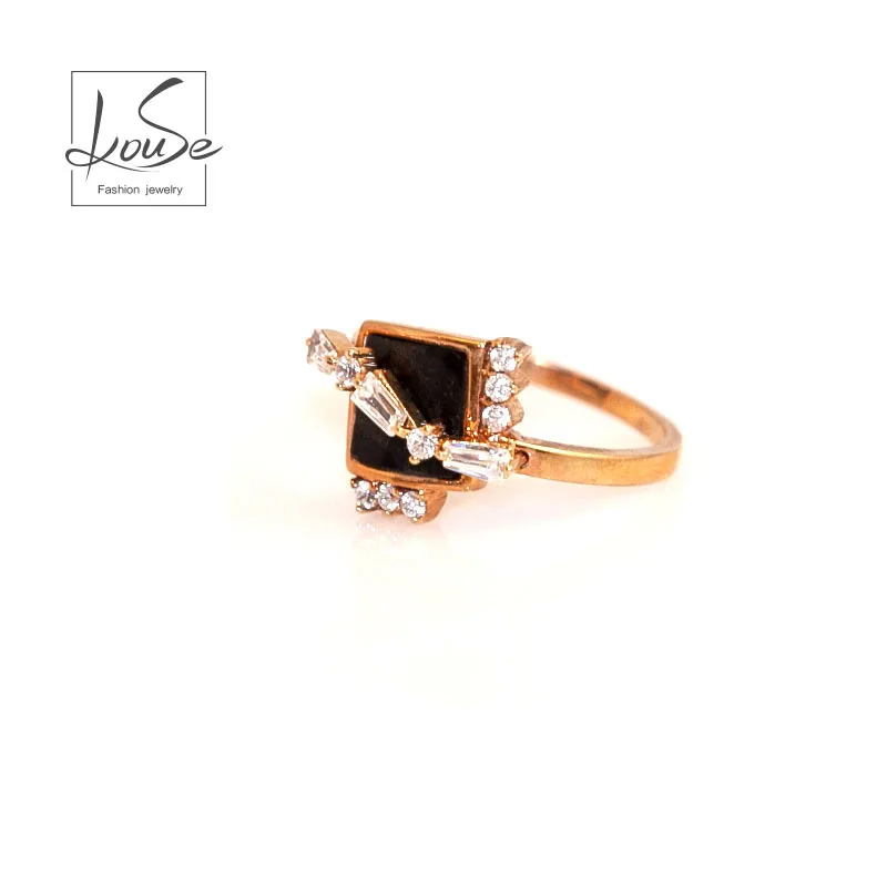 18-karat gold lady ring can bring you an avant-garde and elegant attitude to life
18-karat gold lady ring can bring you an avant-garde and elegant attitude to life