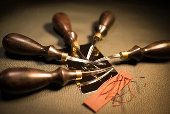 Professional Keen Edge Beveler Belt Making Leather Tool Leathercraft DIY Leather Craft Edge Skiving Beveling Tool with Wood Hand
Professional Keen Edge Beveler Belt Making Leather Tool Leathercraft DIY Leather Craft Edge Skiving Beveling Tool with Wood Hand