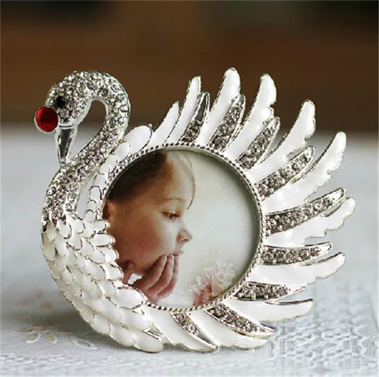 3Inch Crystal White Swan Baby Photo Frame Metal Home Decor Wedding Favor Bridal Baby Shower Gifts
3Inch Crystal White Swan Baby Photo Frame Metal Home Decor Wedding Favor Bridal Baby Shower Gifts