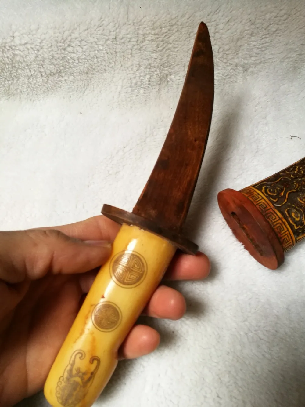 Archaize Bone carving knife Decoration carved reliefs dragon and phoenix pattern
Archaize Bone carving knife Decoration carved reliefs dragon and phoenix pattern