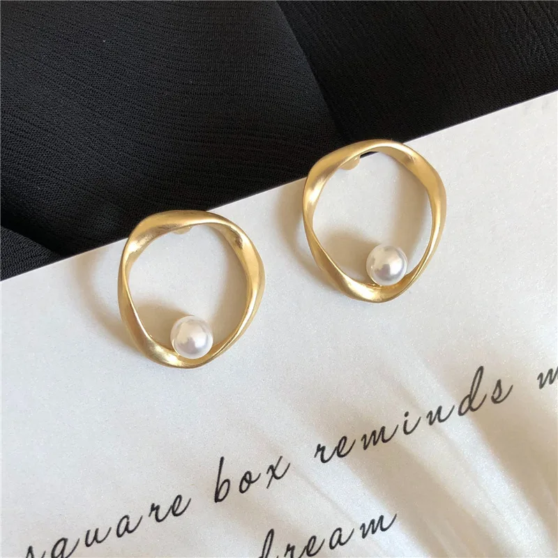 Simple Design Gold Color Matte Alloy Irregular Round Pearl Stud Earrings Women Geometric Delicate Earring Fashion Jewelry A617
Simple Design Gold Color Matte Alloy Irregular Round Pearl Stud Earrings Women Geometric Delicate Earring Fashion Jewelry A617